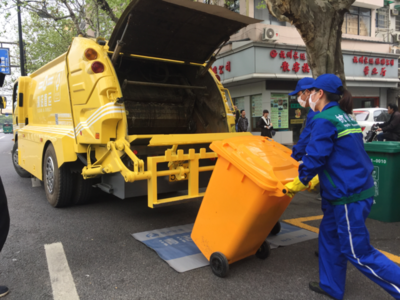 直運(yùn)垃圾車圈內(nèi)的“大黃”來了 首輛專運(yùn)黃桶垃圾的黃色垃圾車在下城率先啟用