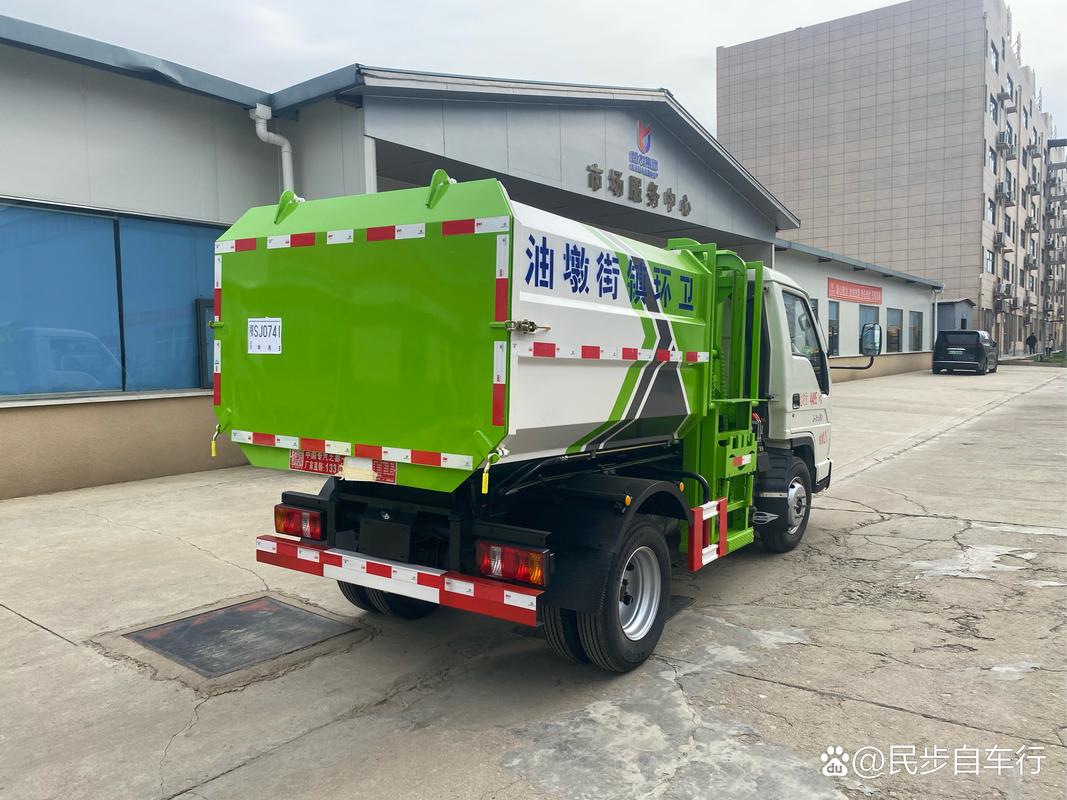 掛桶式垃圾車(chē)，高效便捷的城市環(huán)衛(wèi)解決方案